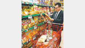 빗자루 들고 앞치마 두른 중년남성 많아졌다