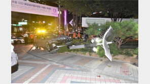 ‘신호 위반’ 승용차에 부딪힌 택시, 인도로 돌진…5명 부상