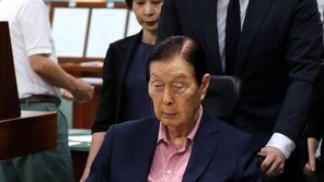 [속보]‘롯데 경영비리’ 신격호 명예회장, 2심 징역 3년…법정구속 면해