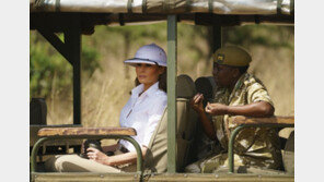 아프리카 순방 멜라니아, ‘식민지배 연상’ 모자 착용 논란