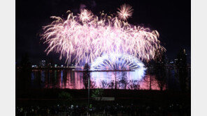 현란한 불꽃 터질 때 마다 ‘와!’…100만 즐긴 여의도 축제