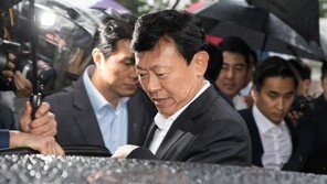 롯데그룹 ‘재가동’…신동빈 회장 바로 업무 복귀, 임원들도 ‘휴일 반납’