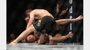 ‘27전 27승’ 하빕, 맥그리거 꺾고 1차 방어 성공
