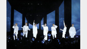 4만 관객 ‘한국어 떼창’…뉴욕 시티필드 접수한 방탄소년단