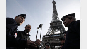 프랑스 파리 관광명소서 총기난사…“2명 위중 상태”