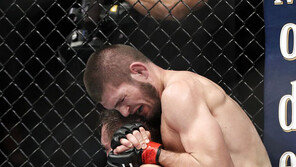 목 졸린 맥그레거 처절한 ‘백기’