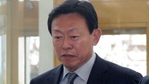 8개월 만에 출근한 롯데 신동빈 회장, 답변 없이 사무실 ‘직행’