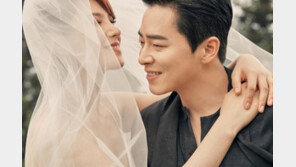 “최근 가족과 함께 언약식, 진짜 부부”…조정석♥거미, 웨딩사진 공개