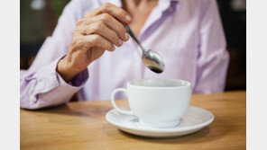 커피 하루에 3잔 이상 마시면 숙면 방해…잠 호르몬 감소