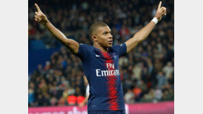 ‘13분 4골’ 음바페, 이적료 역대 2위…PSG 구단주 “10억 유로 줘도 안 팔아”