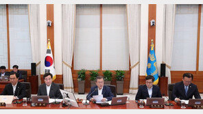 靑 “文대통령, 국무회의 ‘새로운 질서’ 표현…직접 원고써”