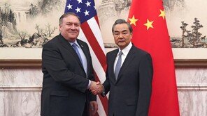 왕이, 폼페이오에 “美는 갈등 부추기는 잘못된 언행 중단하라”