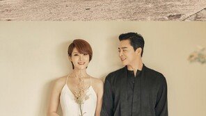 거미♥조정석, 웨딩 화보 첫 공개…꿀 떨어지는 눈빛
