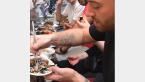 첫 내한공연 앞둔 팝스타 샘 스미스, 광장시장서 산낙지 ‘먹방’