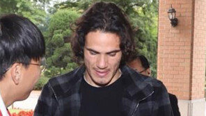 우루과이 간판 카바니 입국, 수아레스는 명단 제외