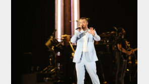 “한국 어메이징!” 샘 스미스, 떼창+감동…2만 관객 열광