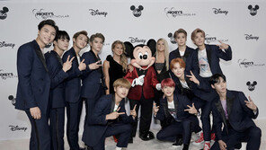 [연예현장.jpg] 아시아 가수 첫 美 ‘미키마우스 기념무대’ 선 NCT 127