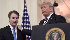 트럼프 “미국을 대신해 당신에게 사과”