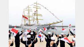 10일 국제관함식… 제주에 도착한 인도네시아 범선