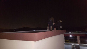 나체로 옥상 물탱크 올라가 난동 40대 구조