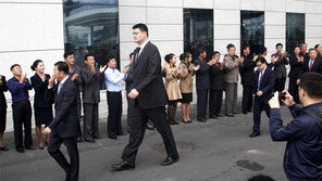 농구광 김정은, NBA 스타 출신 야오밍 당창건일 행사에 초청