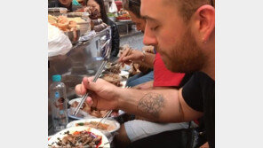 샘 스미스, 광장시장서 산낙지 ‘꿀꺽’… “정말 맛있다” 감탄 