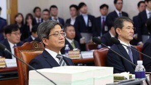 “김명수 대법원장 직접 답변하라” 법사위 신경전…野 퇴장 감사중지 파행