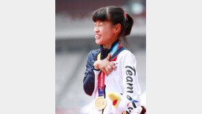 ‘감동 스트린터’ 전민재 100m 압도적 금메달…2관왕·2연패 위업