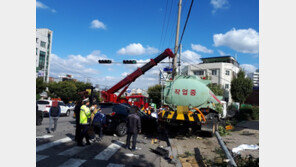 살수차, 신호대기 카니발 충돌…1명 사망·2명 부상