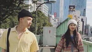 현아 ♥이던과 손잡고 데이트 ‘당당한 커플’