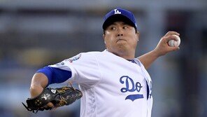 선발 고민하는 로버츠 감독 “류현진, 어디서든 잘 던질 것”