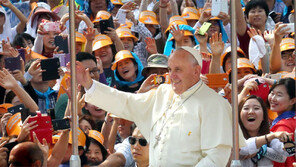 교황 “문재인 대통령과 많은 얘기 나누고 싶다”… 교황청, 방북엔 신중