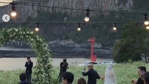 ‘17세 연하 여친과 결혼’ 이하늘 제주도 결혼식 현장 보니…