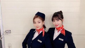 트와이스 지효·모모, 스튜어디스 변신 ‘곧 이륙합니다’