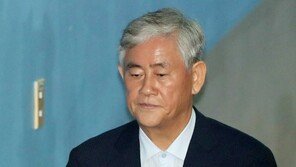 ‘특활비 뇌물’ 최경환 측 “사실은 1억원 받았다” 실토