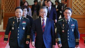 文대통령, 청와대서 軍장성 진급·보직 신고식