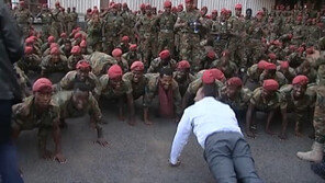 에티오피아 총리가 시위 군인들과 팔굽혀펴기 한 사연은?