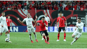 한국, ‘강호’ 우루과이 상대로 0-0으로 전반 종료