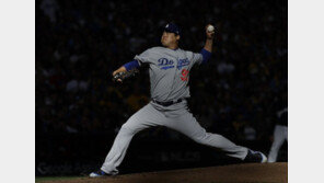 류현진, NLCS 2차전 4⅓이닝 2실점…다저스 설욕전