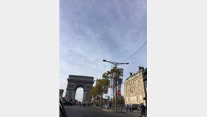 文대통령 국빈방문에 태극기 펄럭이는 파리 샹젤리제 거리