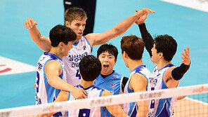 삼성화재, 홈 개막전서 우리카드에 진땀 승