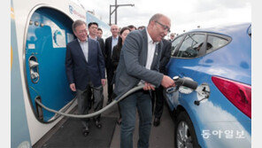 파리서 현대 수소車 충전 지켜보는 문재인 대통령
