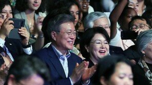 文대통령 내외, 한불 우정콘서트 관람…BTS와도 첫 만남