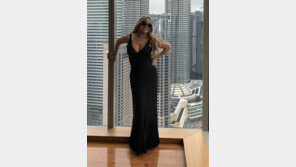 머라이어 캐리, 25kg 감량 인증 모닝 드레스 ‘과감’