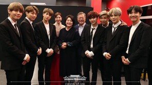 ‘한불 우정의 콘서트’서 만난 文대통령과 BTS…셀카부터 ‘이니 시계’ 사인까지