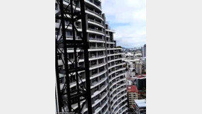 27층 베란다서 셀카 찍던 두 아이母, 돌풍에 균형잃어 추락사