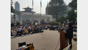 ‘알몸男 침입’ 동덕여대생들 격앙 “학교는 뭘 하나”
