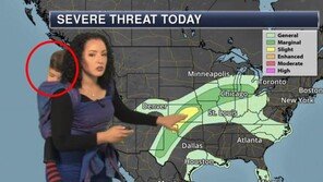 [영상] 女일기예보관, 아들 업고 방송 진행한 이유는?