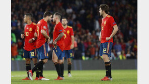 ‘무적함대’ 스페인, 15년 만에 안방에서 덜미