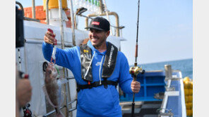 PGA투어 ‘올해의선수’ 켑카, 제주에서 월척 낚고 흑돼지 먹고